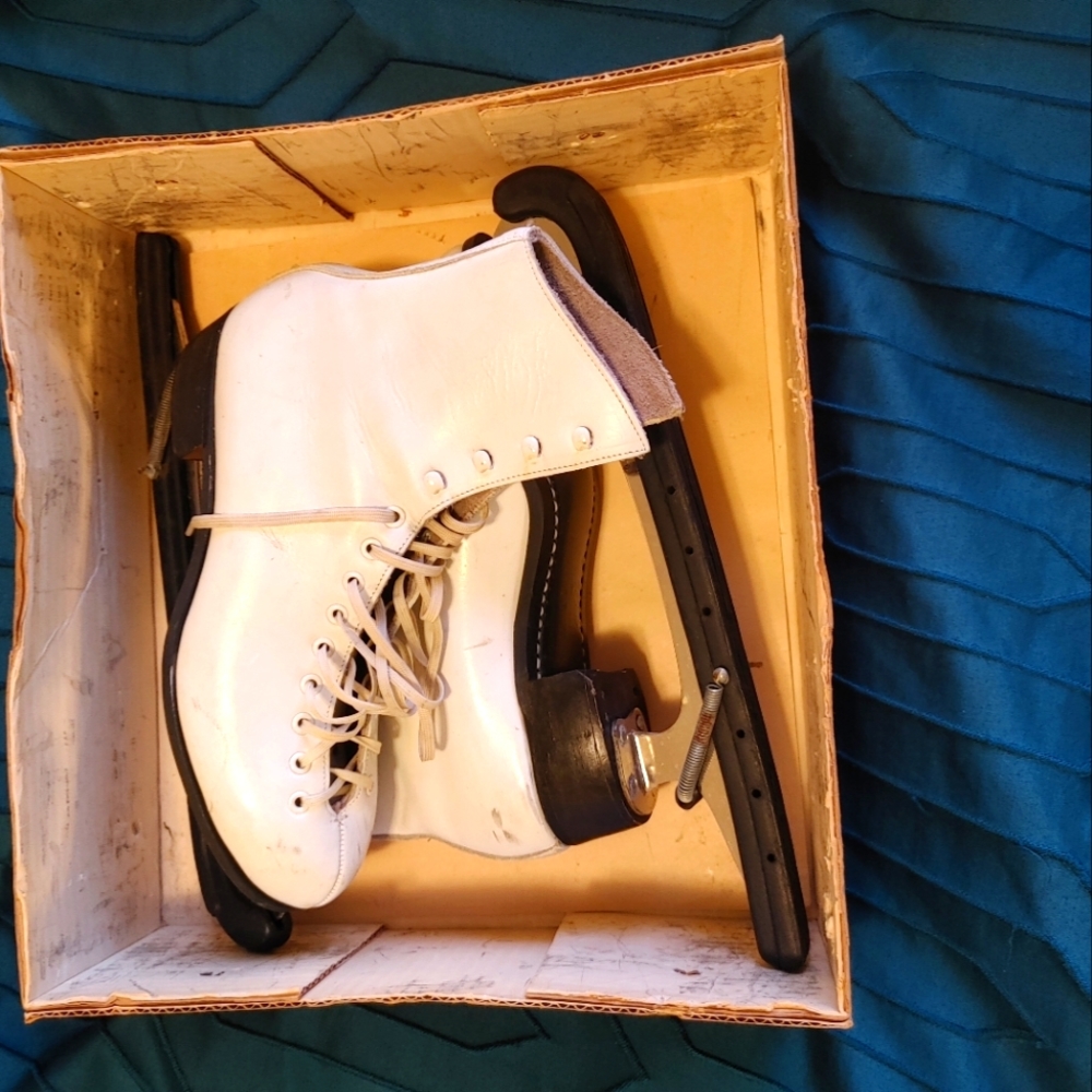 Vintage White Riedell Ice Skates Size 7